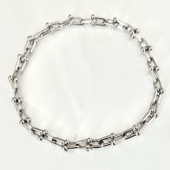 Hardware Bold Large Links U shaped Necklace - Picture 5 of 11